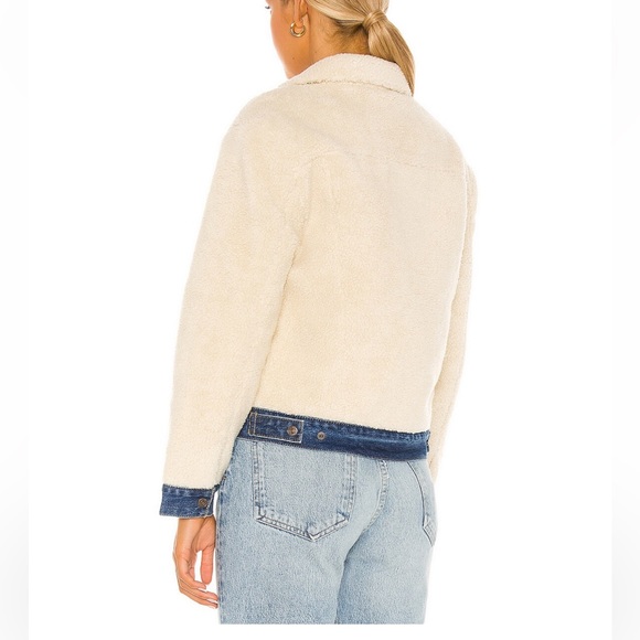 LEVI’S- Like new- Sherpa trucker jacket - Picture 3 of 4